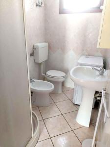 ein Badezimmer mit Toilette und Waschbecken in der Unterkunft Apartments in Rosolina Mare 48309 in Rosolina Mare