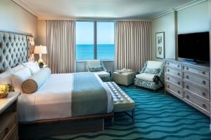 เตียงในห้องที่ Opal Sands