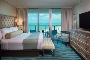 เตียงในห้องที่ Opal Sands