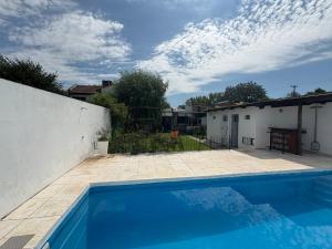 a swimming pool in the backyard of a house at Refugio de Rufina y Guadalupe in Chascomús