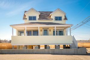 ein großes weißes Haus am oberen Ende einer Straße in der Unterkunft Oceanfront - Front Porch - Back Deck - Kitchen in Wells