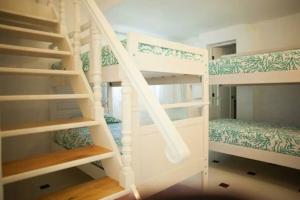 a room with two bunk beds and a staircase at Hermosa Villa en Ixtapa Zihuatanejo ideal para Parejas y Familia in Ixtapa