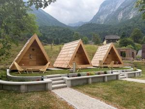 索卡Glamping Kamp Triglav的一组以山为背景的小房子