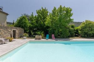 Bazén v ubytování Les Mappias en Ardèche nebo v jeho okolí