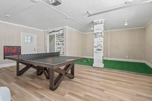 Herní místnost v ubytování License To Chill-Pool, Put-put,Game Table, Slps 20