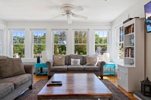 Χώρος καθιστικού στο 10-Min Walk to Beach - Huge Deck - Near Downtown