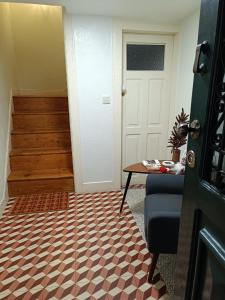 un corridoio con porta e una stanza con tavolo di Bragança Apartamento Studio a Bragança
