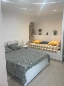 a bedroom with two beds in a room at Bas de villa 2 à 5 couchages in Évenos
