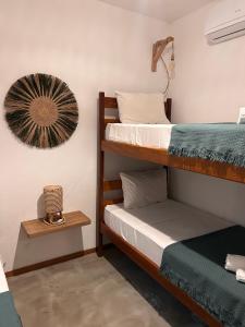 a room with two bunk beds and a lamp at Cabaré Du Vento in Prea