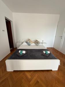 Postel nebo postele na pokoji v ubytování Apartments Antolkovic