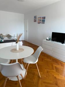 TV a/nebo společenská místnost v ubytování Apartments Antolkovic