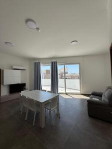 Un lugar para sentarse en Cozy 1-Bedroom Penthouse - by HostMT