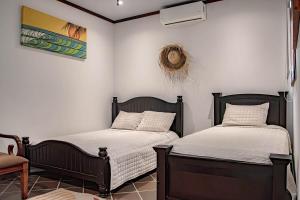 Postel nebo postele na pokoji v ubytování Villa Azulita + 48 fotografií
