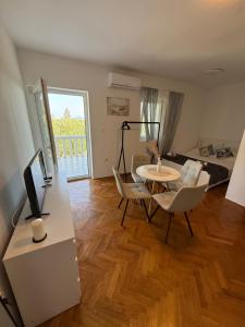 TV a/nebo společenská místnost v ubytování Apartments Antolkovic