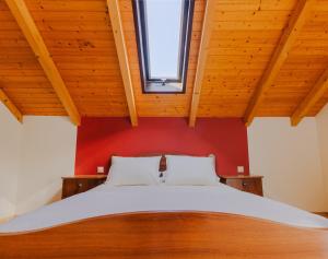 En eller flere senge i et værelse på House Dinavast Casa dos Ases + 17 billeder