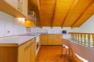 Køkken eller tekøkken på House Dinavast Casa dos Ases