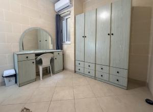 Koupelna v ubytování Traditional Maltese 3BD Apartment with Front & Back Balconies - Close to Gozo Ferry