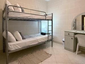 Postel nebo postele na pokoji v ubytování Traditional Maltese 3BD Apartment with Front & Back Balconies - Close to Gozo Ferry