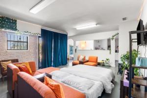 Postel nebo postele na pokoji v ubytování Walk to outlets free designated parking