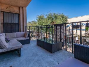 Balkón nebo terasa v ubytování Walk to outlets free designated parking