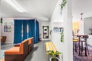 Posezení v ubytování Walk to outlets free designated parking