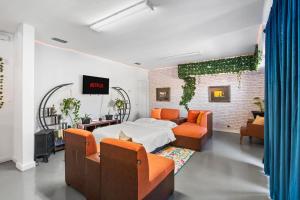 TV a/nebo společenská místnost v ubytování Walk to outlets free designated parking