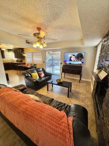 un soggiorno con divano e TV a schermo piatto di Rare to find a Desert Jewel, West Side, 3 Bedrooms a El Paso Altre 42 foto