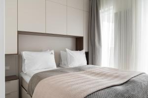 Ένα ή περισσότερα κρεβάτια σε δωμάτιο στο Plaża 41 Seaside Apartment with Roof Terrace and Parking by Lion Apartments