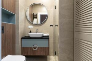 Ένα μπάνιο στο Plaża 41 Seaside Apartment with Roof Terrace and Parking by Lion Apartments