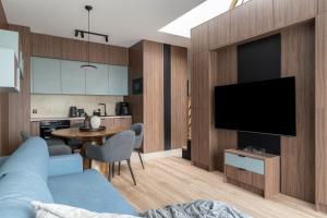 Μια τηλεόραση ή/και κέντρο ψυχαγωγίας στο Plaża 41 Seaside Apartment with Roof Terrace and Parking by Lion Apartments