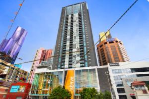 un edificio alto en medio de una ciudad en Verve CBD 2BR City View Carpark Available, en Melbourne