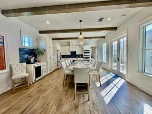 Una cocina y un comedor con mesa y sillas. en Birdies and Bos Beach Bungalow, en Port Aransas