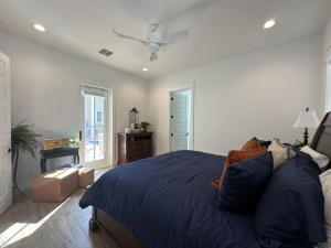 Un dormitorio con una cama y un ventilador de techo. en Birdies and Bos Beach Bungalow, en Port Aransas 40 fotos más