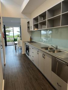 Η κουζίνα ή μικρή κουζίνα στο Esperance Waterfront Apartment