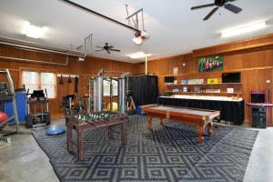 ダンドリッジにあるBlessed Getaway Theater LakeView GAMESのジムの卓球台付きの部屋