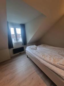 En eller flere senge i et værelse på Central Apartment for 5 + 5 billeder