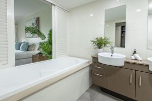Kewarra Beach Coastal Retreat 2BR Apt with Pool and BBQ的一间浴室