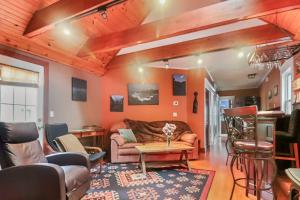 Χώρος καθιστικού στο Spacious Portland Home With Parking