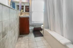 Ένα μπάνιο στο Spacious Portland Home With Parking +14 φωτογραφίες