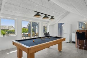 un salon avec une table de billard dans l'établissement Feriehus 3003, à Ringkøbing