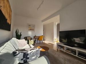 Una sala de estar con un sofá y un televisor de pantalla plana. en Arrabida Sunset Valley, en Palmela