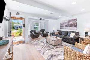 un salon avec un canapé et une table dans l'établissement Casa De Soulshine Private Pool Beach History, à Saint Augustine