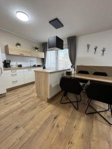 アンダーナッハにあるFerienwohnungen Hiltの部屋にテーブルと椅子のあるキッチン