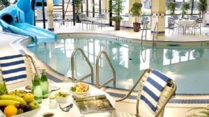 Bassein majutusasutuses Courtyard by Marriott Toronto Brampton või selle lähedal