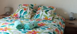 a bed with two towels and pillows on it at Spacieuse maison familiale proche de la mer in Penvénan