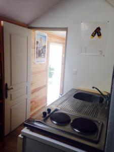 een keuken met een fornuis en een wastafel. bij La Maison du Saule in Pompignac