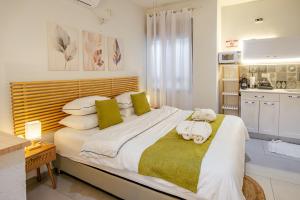 a bedroom with a large bed with towels on it at אמא אדמה-גלבוע -Mother Nature - Gilboa in H̱efẕi Bah +116 photos