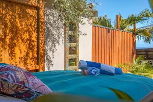 Postel nebo postele na pokoji v ubytování Terre des îles - Grande Anse - lodges avec piscines privées