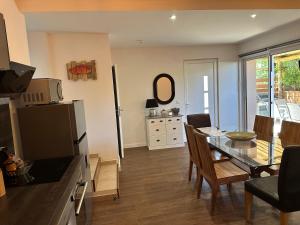 Kuchnia lub aneks kuchenny w obiekcie T3 avec spa, hyper centre, port