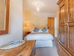 Postel nebo postele na pokoji v ubytování 3 Bed in Braithwaite SZ153